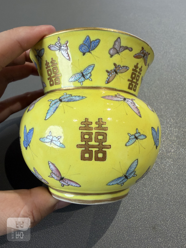 清同治 黄地粉彩百蝶纹喜字渣斗 - 图5